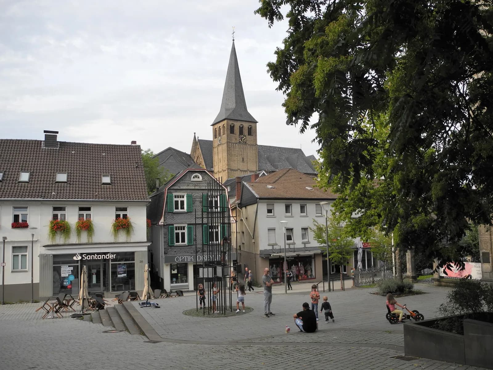 Lavalplatz und Freiheitstraße in Mettmann mit dem Turm von St. Lambertus